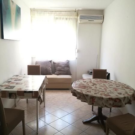Nice And Cozy Two Single Bed Room Split Exterior photo