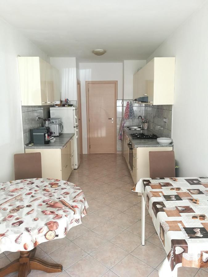 Nice And Cozy Two Single Bed Room Split Exterior photo